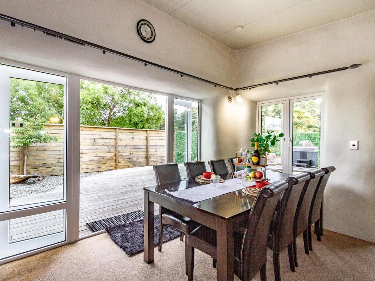 The Grey Straw House - Rangataua Holiday Home โอฮาคูเน ภายนอก รูปภาพ